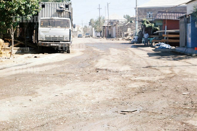 В Азербайджане незаконные строения вдоль дорог будут снесены за счет их владельцев