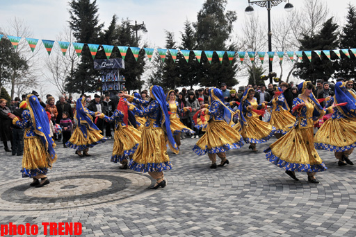 В эфире будет представлен 100-минутный фильм-концерт "Qoşa Qalada Novruz"