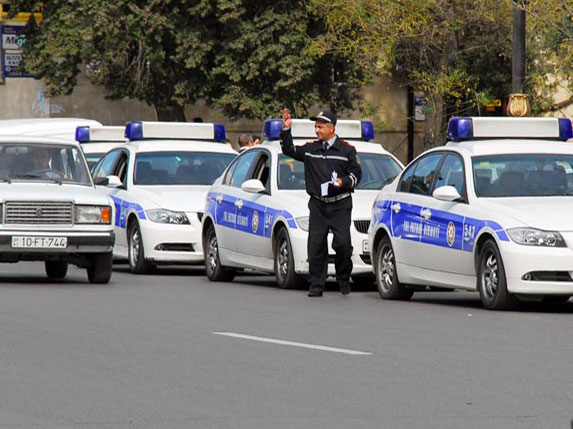 Дорожная полиция Азербайджана призывает водителей быть внимательными при использовании системы освещения автомобилей