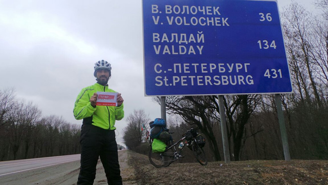 Велопутешественник Рамиль Зиядов доехал до Великого Новгорода (ФОТО)