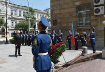 Президент Ильхам Алиев посетил памятник, воздвигнутый в честь Азербайджанской Демократической Республики в Баку (ФОТО)