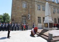 Президент Ильхам Алиев посетил памятник, воздвигнутый в честь Азербайджанской Демократической Республики в Баку (ФОТО)