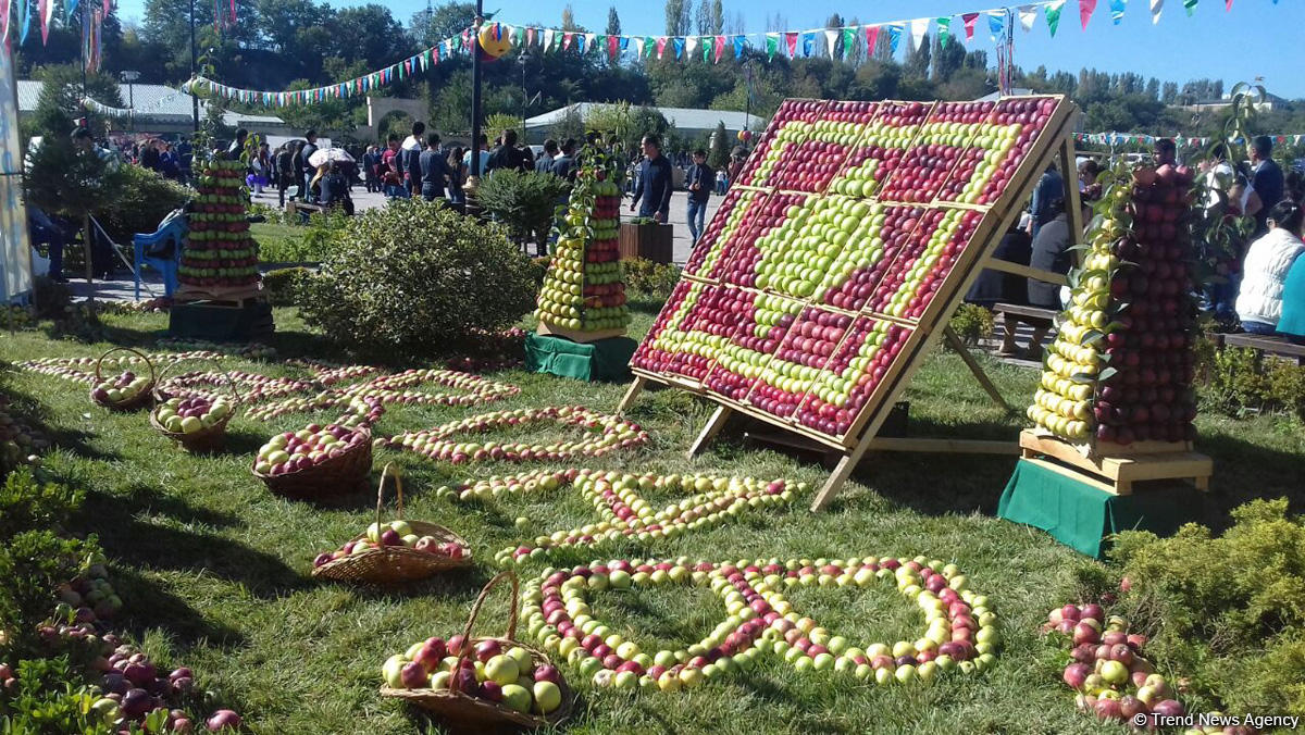 В Губе проходит красочный Фестиваль яблок и ковра (ФОТО)