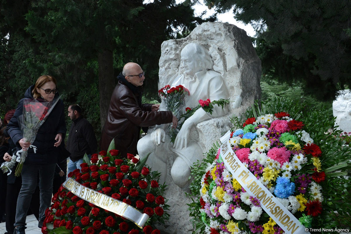 Известные деятели культуры почтили память Фикрета Амирова (ФОТО)