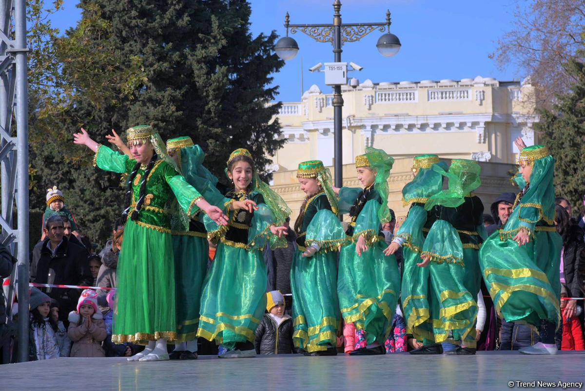 На Бакинском бульваре проходит фестиваль "Горящие сердца Новруза" (ФОТО)