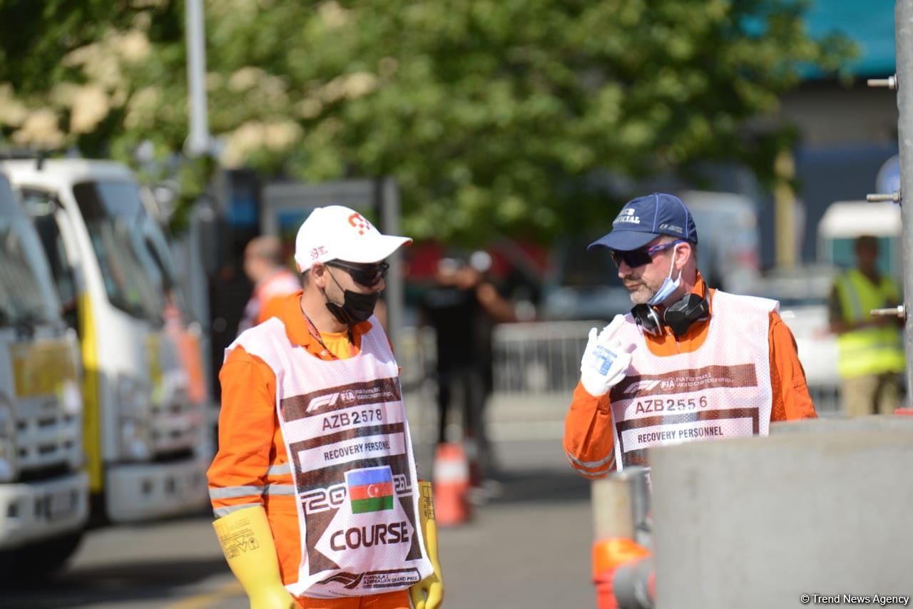 В Баку стартовал второй свободный заезд в рамках Гран-при Азербайджана Формулы-1 (ФОТО)