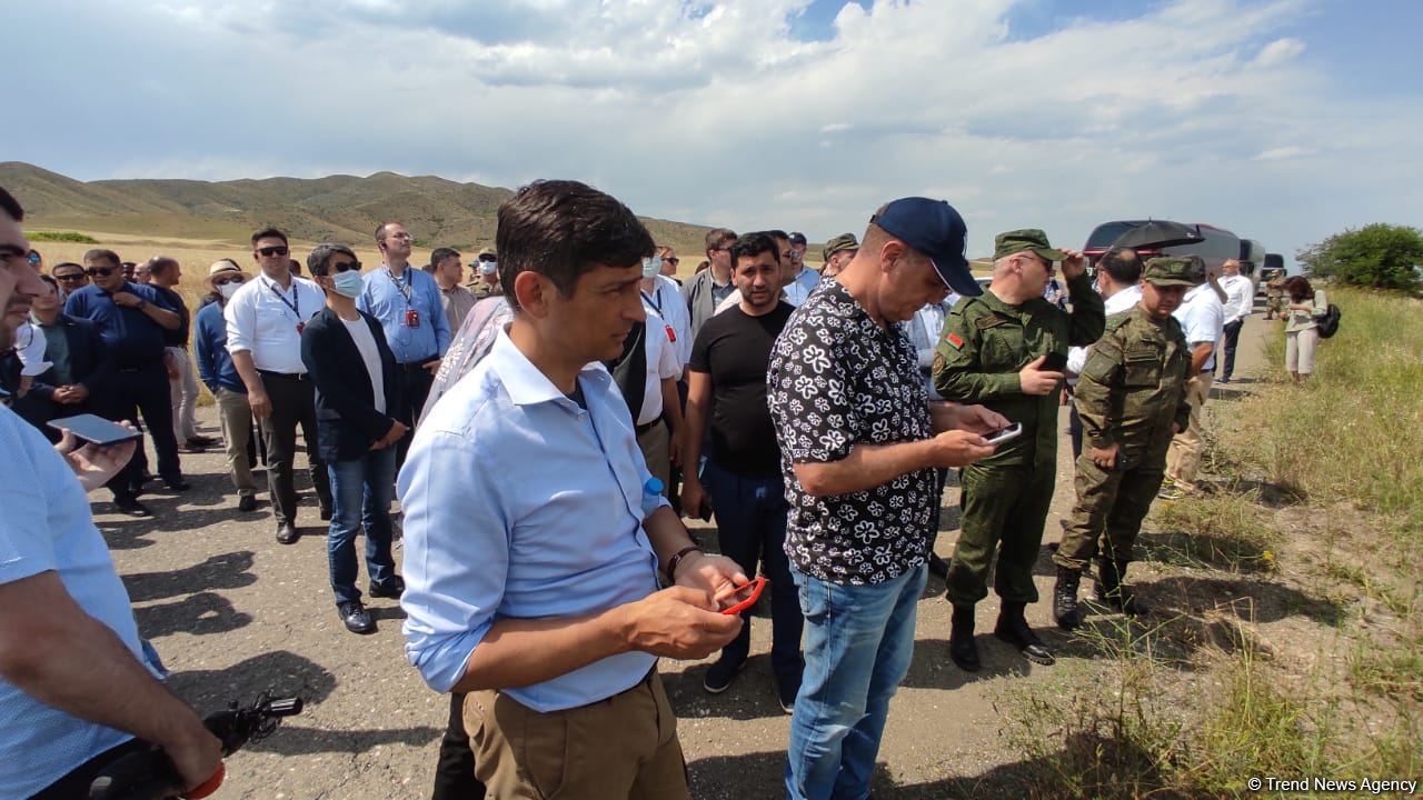 Началась поездка представителей дипломатического корпуса в Агдам (ФОТО) (версия2)