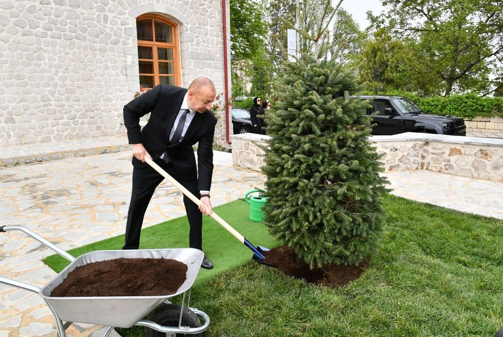 Президент Ильхам Алиев и Первая леди Мехрибан Алиева приняли участие в открытии мечети Саатлы в Шуше после реставрационных работ, проведенных Фондом Гейдара Алиева (ФОТО/ВИДЕО)