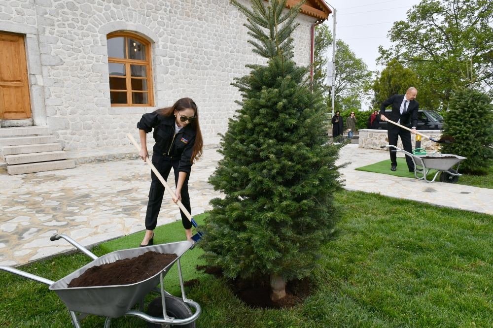 Президент Ильхам Алиев и Первая леди Мехрибан Алиева приняли участие в открытии мечети Саатлы в Шуше после реставрационных работ, проведенных Фондом Гейдара Алиева (ФОТО/ВИДЕО)