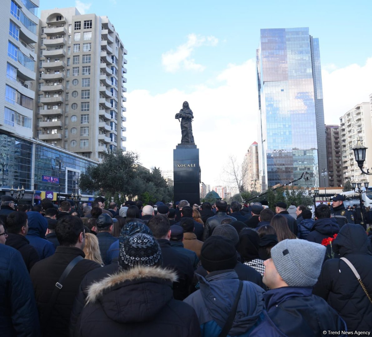 Государственные и правительственные официальные лица Азербайджана посетили памятник Ходжалинскому геноциду (ФОТО)