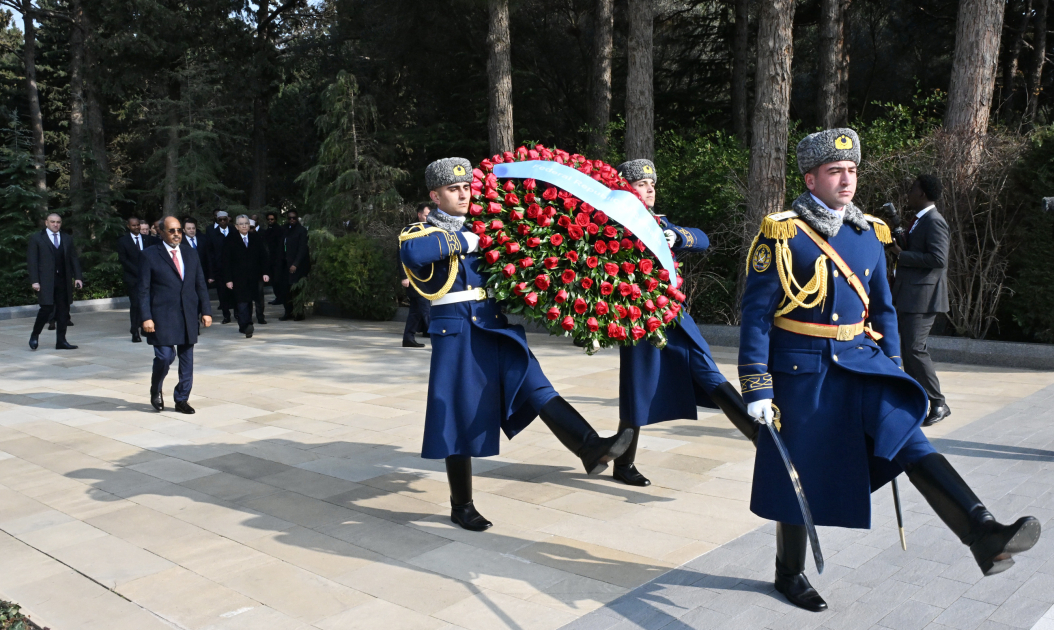 Президент Сомали почтил память великого лидера Гейдара Алиева на Аллее почетного захоронения (ФОТО)