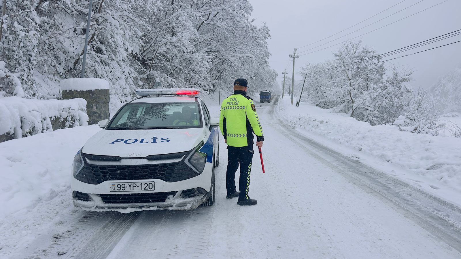 Дорожная полиция Азербайджана обратилась к водителям по поводу гололеда на дорогах (ВИДЕО)