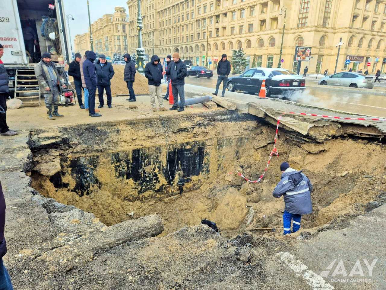 На проспекте Гейдара Алиева в Баку просела дорога - движение ограничено (ФОТО)