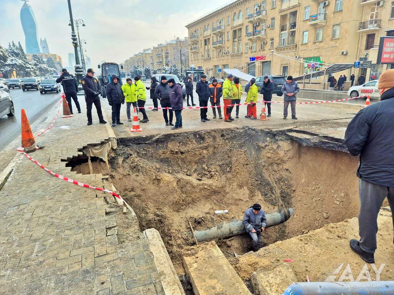 На проспекте Гейдара Алиева в Баку просела дорога - движение ограничено (ФОТО)