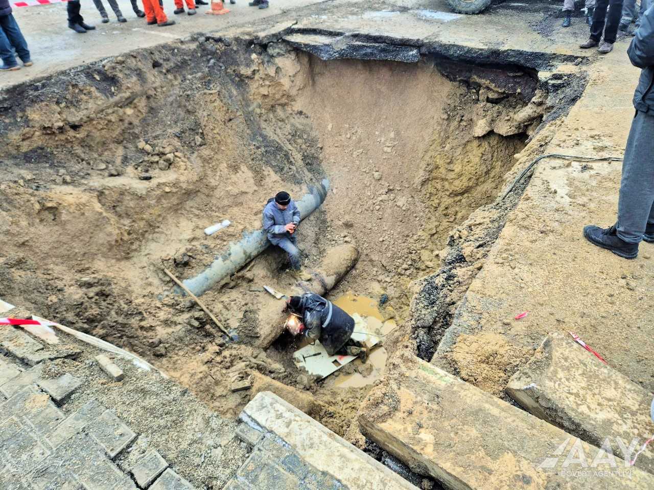 На проспекте Гейдара Алиева в Баку просела дорога - движение ограничено (ФОТО)