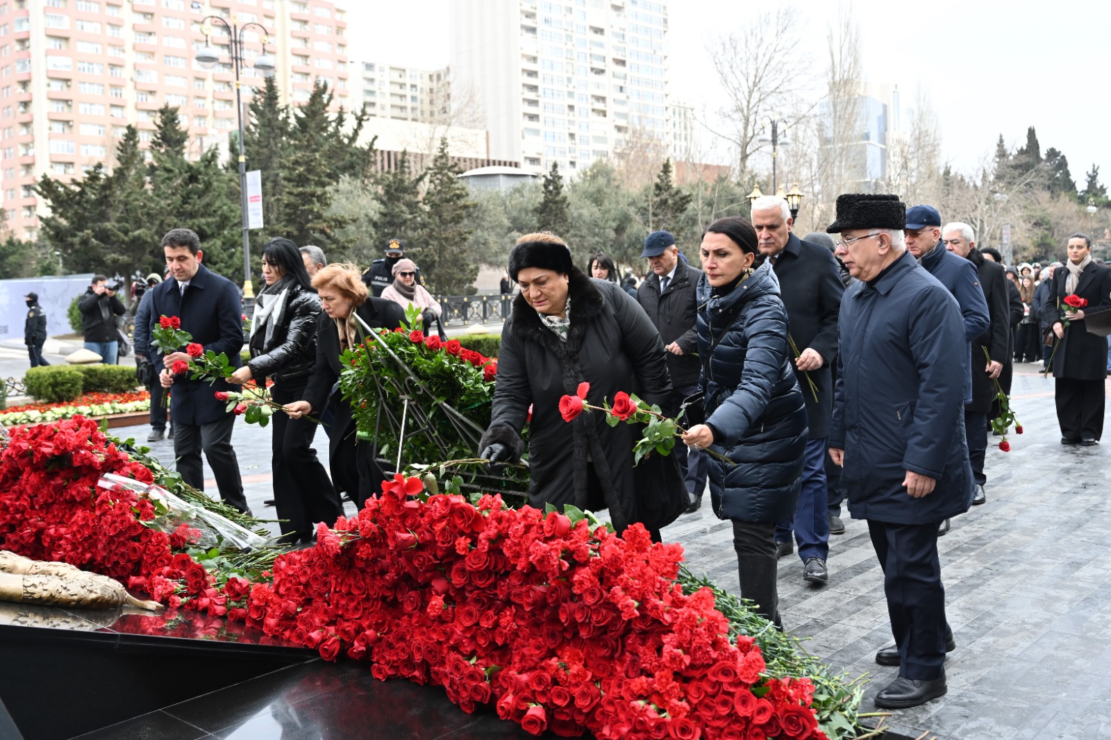 Коллектив Милли Меджлиса Азербайджана почтил память жертв Ходжалинского геноцида (ФОТО)