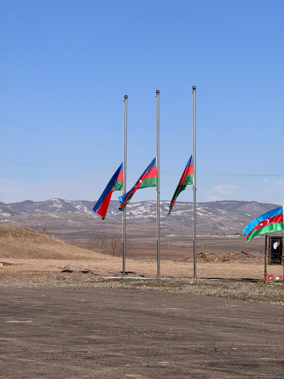 В Ханкенди, Ходжалы и Агдере приспущены флаги в связи с годовщиной Ходжалинского геноцида (ФОТО)