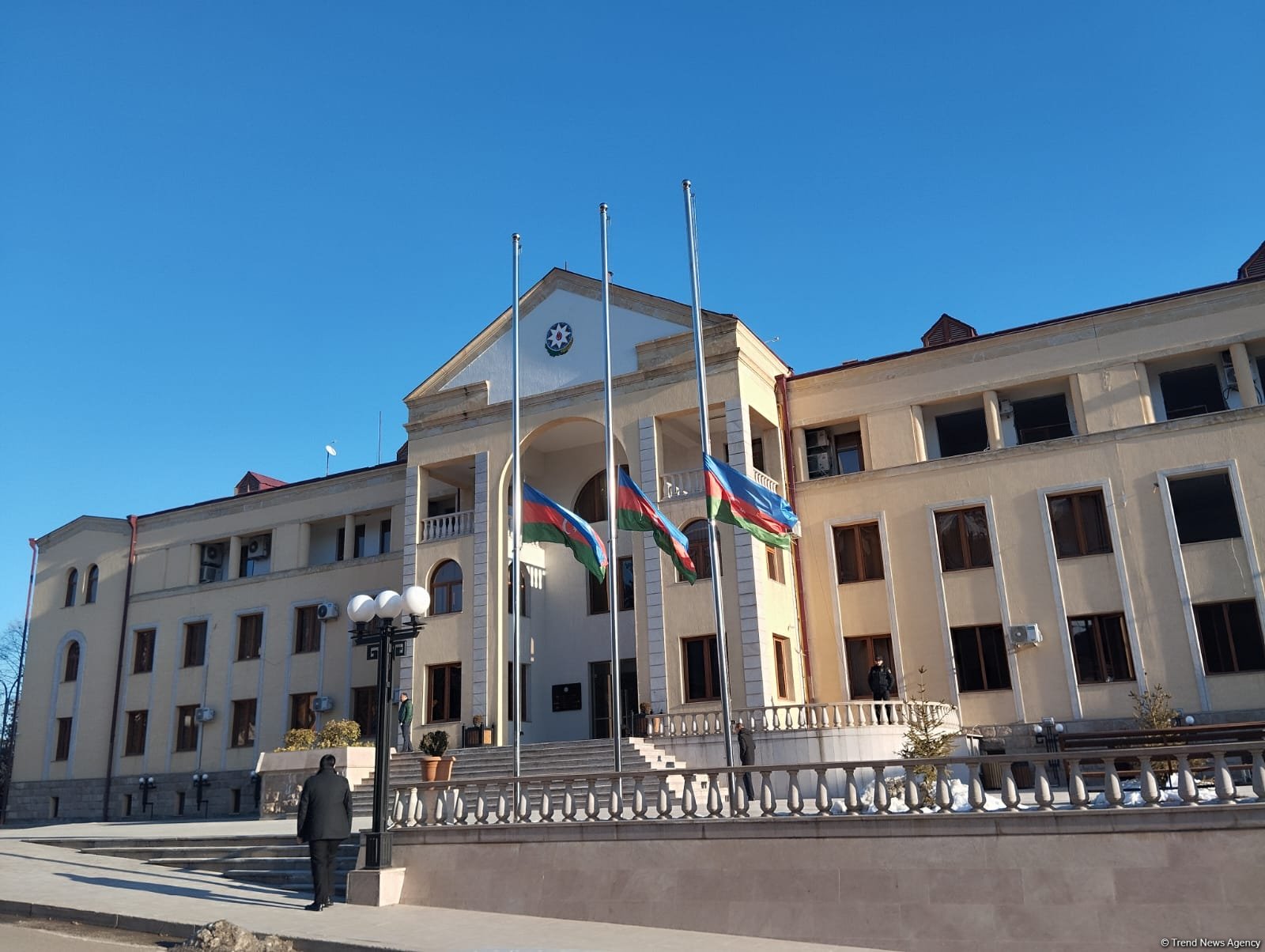 В Ханкенди, Ходжалы и Агдере приспущены флаги в связи с годовщиной Ходжалинского геноцида (ФОТО)