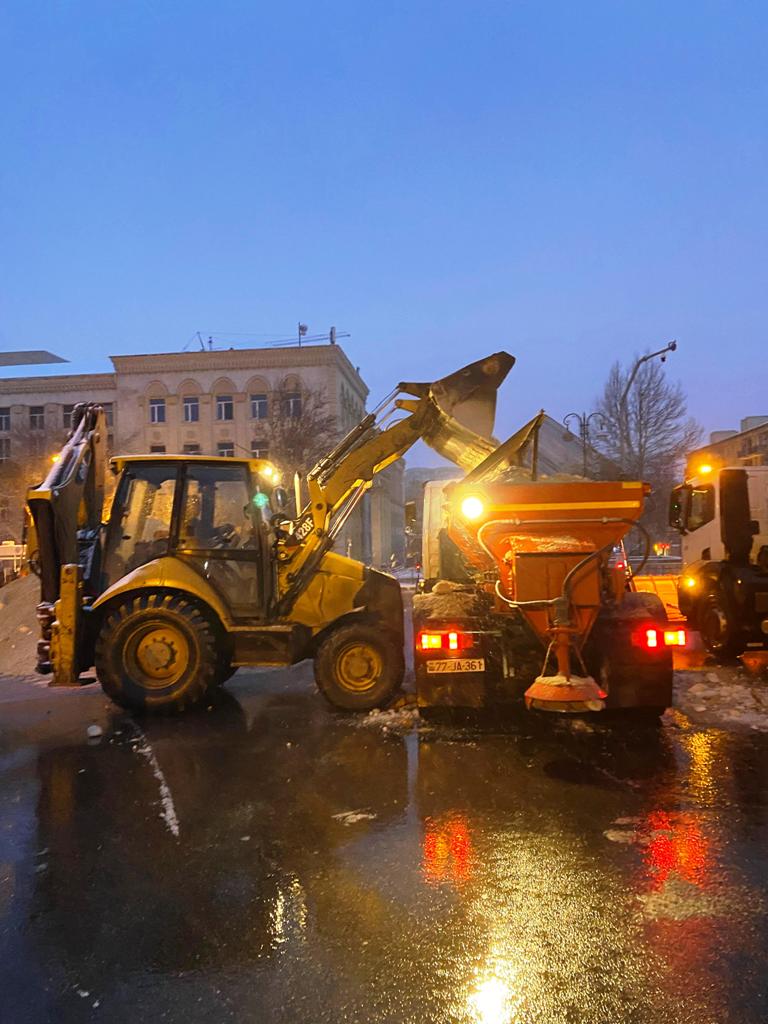 В Баку продолжаются работы по уборке снега (ФОТО)