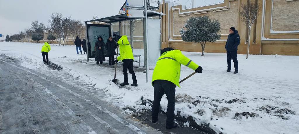 В Баку продолжаются работы по уборке снега (ФОТО)