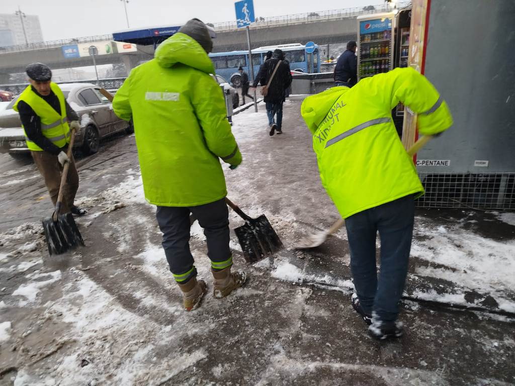 В Баку продолжаются работы по уборке снега (ФОТО)