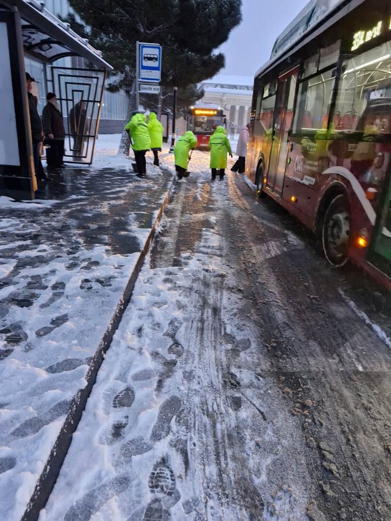 В Баку продолжаются работы по уборке снега (ФОТО)