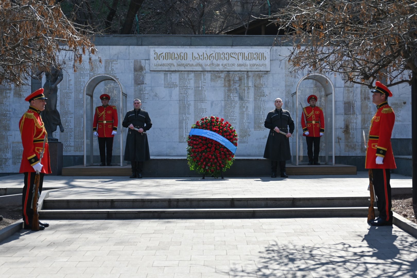 Спикер Милли Меджлиса посетила памятник великому лидеру Гейдару Алиеву в Тбилиси (ФОТО)