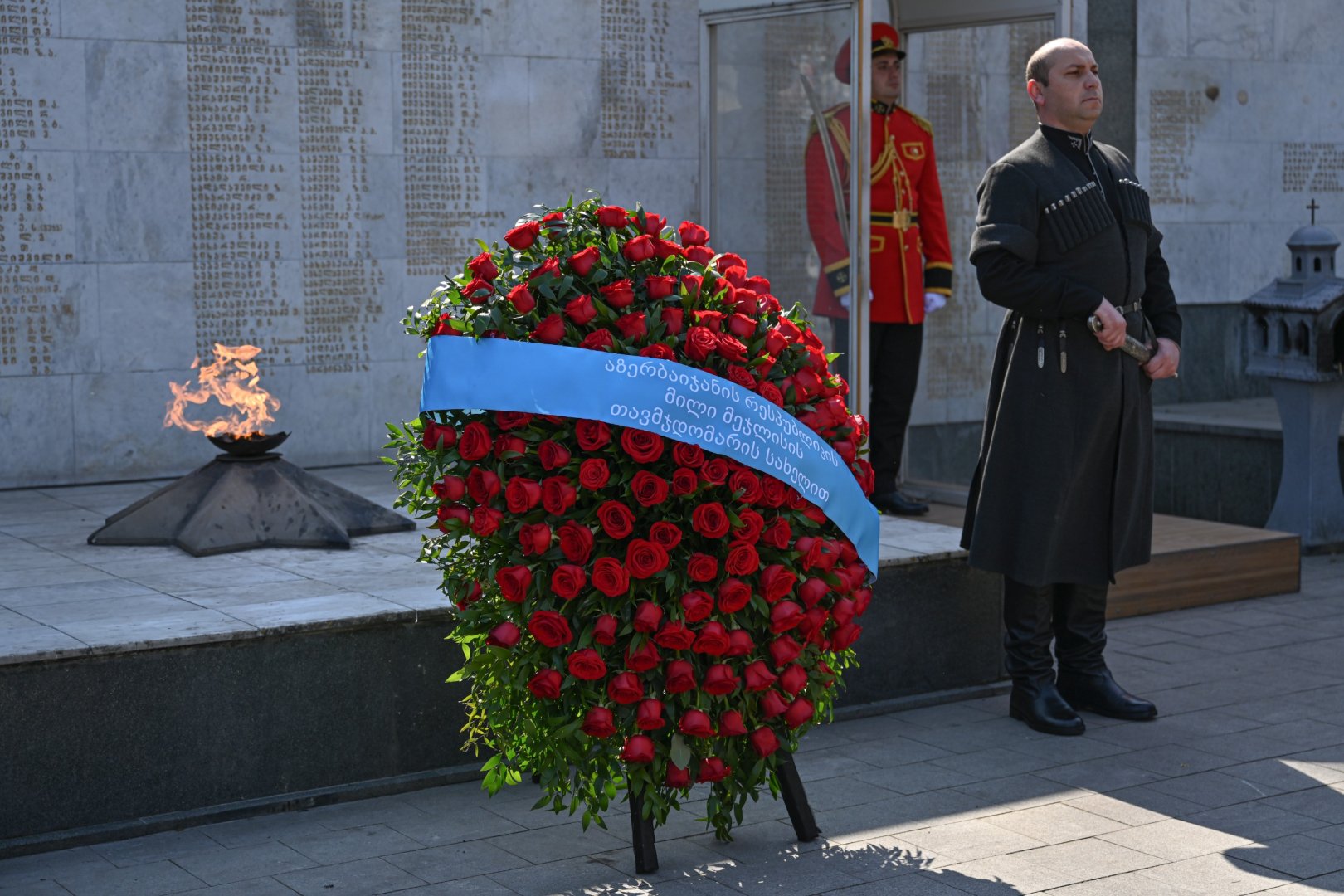 Спикер Милли Меджлиса посетила памятник великому лидеру Гейдару Алиеву в Тбилиси (ФОТО)