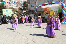 В благоустроенных кварталах Баку продолжаются празднования Новруза (ФОТО)